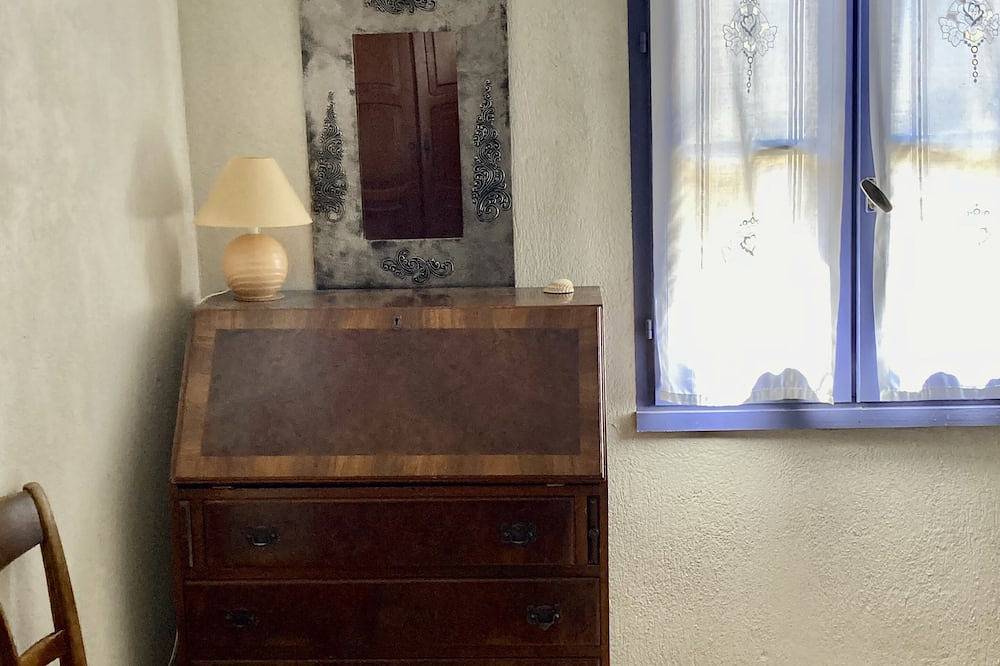 Charming Village House, Maison Bleu, near beaches, mountains, historic sites in Nages-et-Solorgues, Region de Nimes