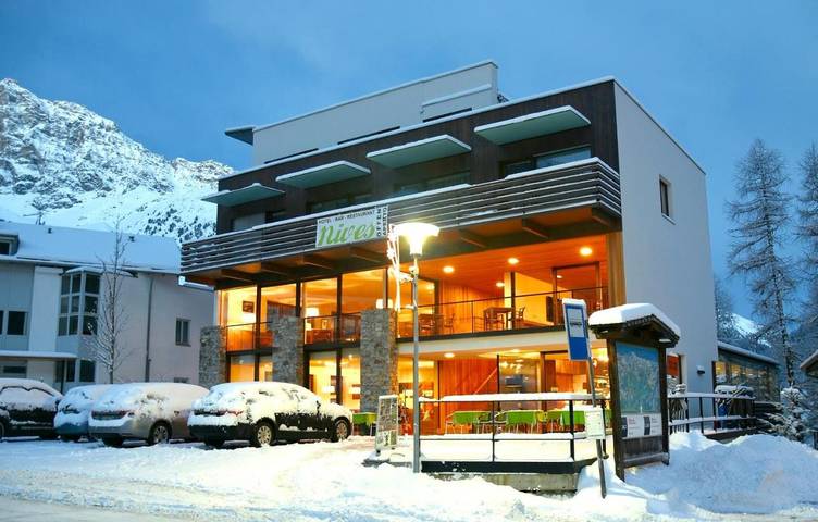 Hostel für 4 Personen, mit Whirlpool und Terrasse sowie Sauna und Ausblick in Sulden