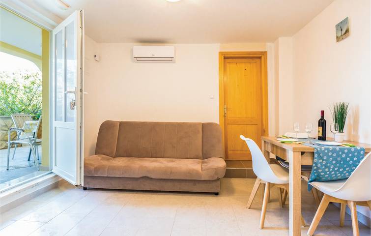 Ganze Ferienwohnung, Charmantes 200 m vom Strand entferntes Apartment mit Terrasse und Parkplatz in Blace, Dubrovnik-Neretva