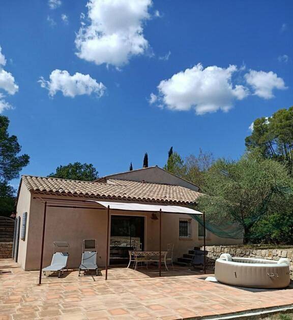 Location de vacances pour 5 personnes, avec vue et jardin à Entrecasteaux