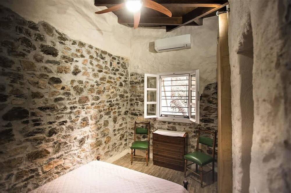 Private Beachfront House Irene Mare, Serene Views in Poros