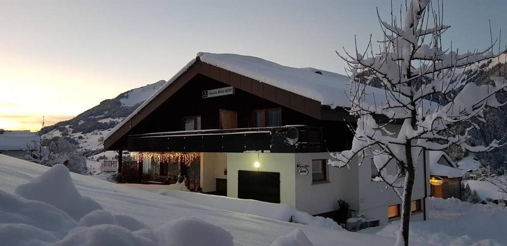 Ferienwohnung für 5 Personen, mit Balkon und Garten sowie Ausblick in Raggal