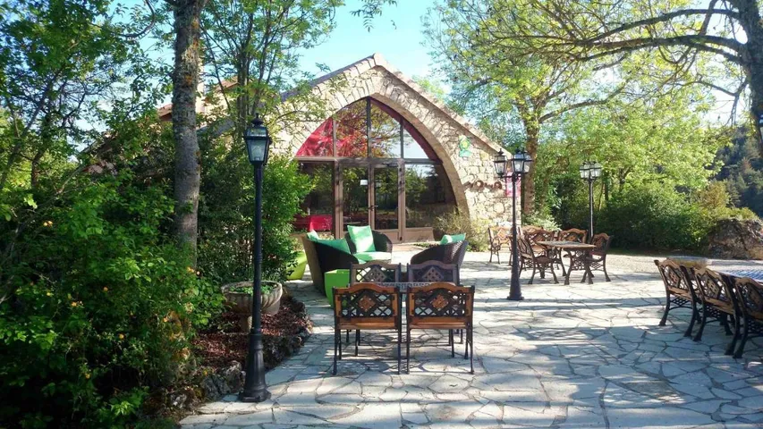 Alojamiento y desayuno para 2 personas, con terraza y piscina además de jardín y vistas - 1