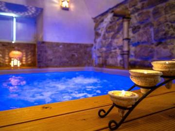 Location de vacances pour 2 personnes, avec piscine et sauna ainsi que balcon et jacuzzi à Ragusa