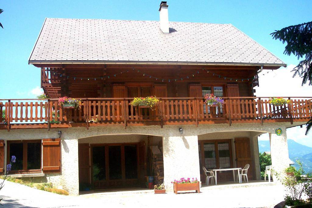 Gîte douillet avec parking, cheminée et WiFi près du centre-ville et de la rivière in Saint-Pierre-d'Entremont, Isère