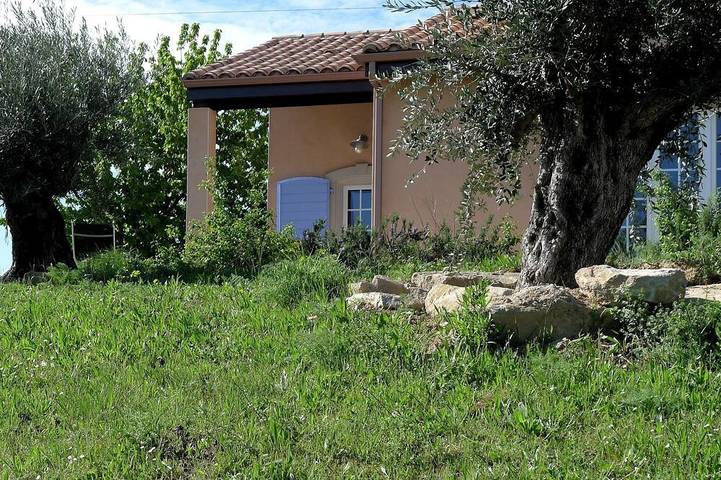 Gîte pour 4 personnes, avec terrasse ainsi que jardin et piscine à Verzeille