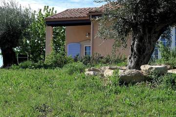 Gîte pour 4 personnes, avec terrasse ainsi que piscine et jardin à Verzeille
