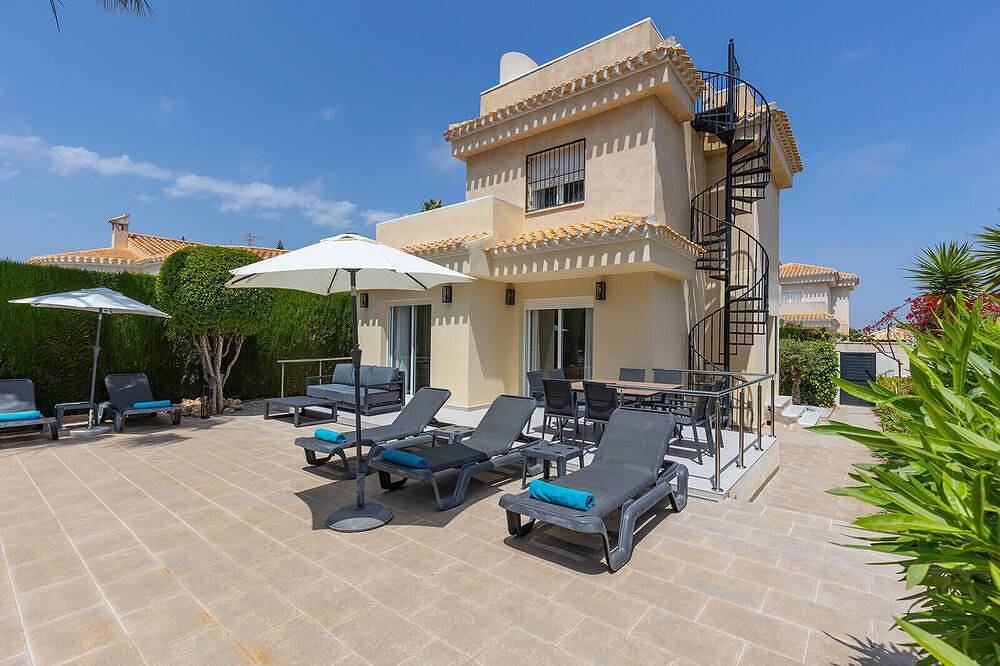 Erstklassige 3-Bett-Villa mit großem privatem Pool am Ende einer ruhigen Sackgasse in Playa Flamenca, Orihuela