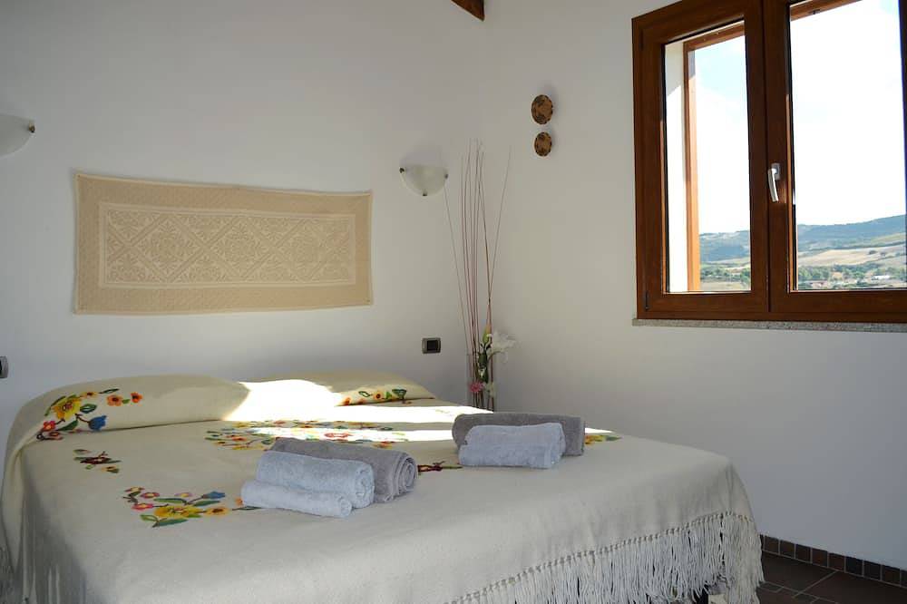 Villa Esclusiva con Piscina Privata e Vista Mare a Castelsardo in Lu Bagnu, Castelsardo