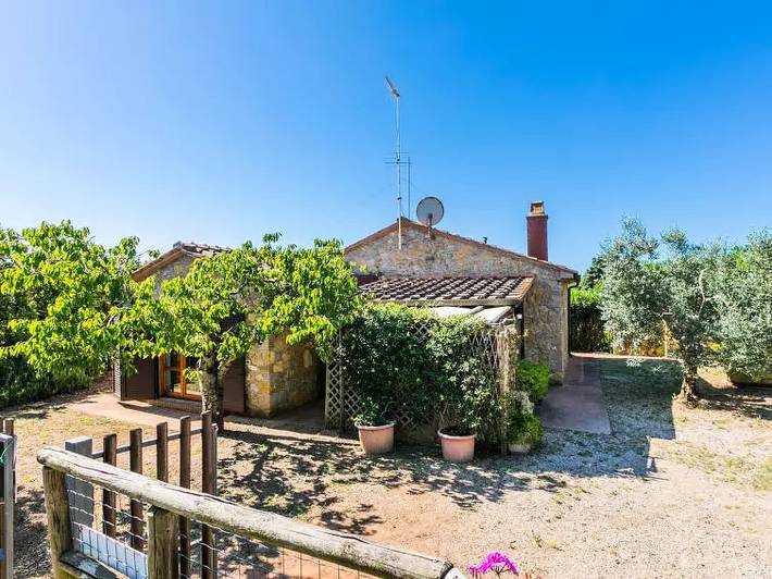 Casa vacanza per 4 persone, con piscina e giardino in Casale Marittimo