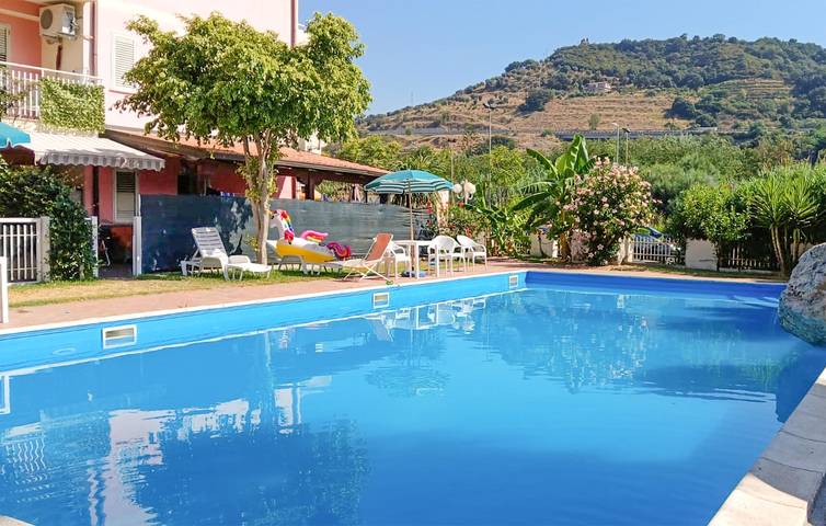 Apartamento vacacional entero, Apartamento con vistas al mar, piscina, aire acondicionado y WiFi | Falerna Marina 1.5km in Nocera Terinese, Provincia de Catanzaro
