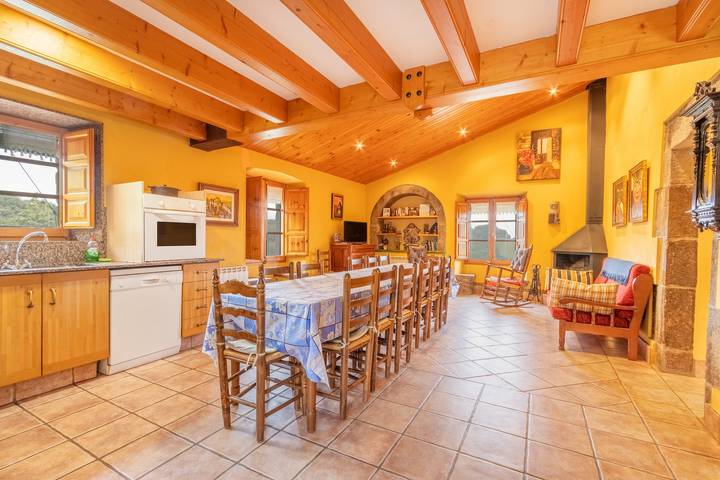Casa de vacaciones 'Cal Viudet Vell' con vistas a la montaña, piscina privada y Wi-Fi in Caserras, Comarcas centrales