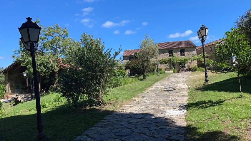 Gîte pour 16 personnes, avec Terrasse ainsi que Jardin et Piscine