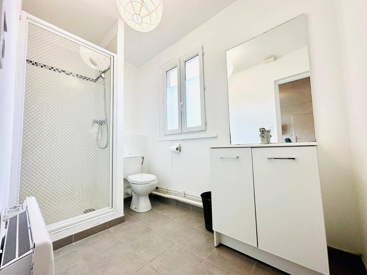 Twin Room with Private Bathroom in Reims, Marne