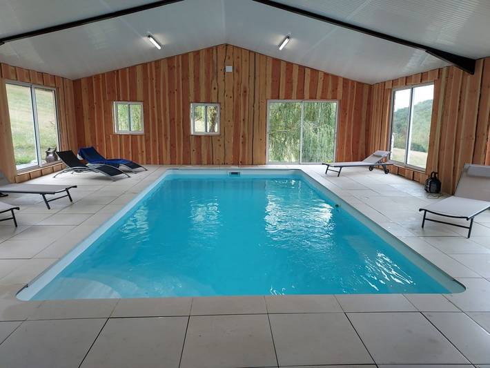 Gîte pour 4 personnes, avec vue sur le lac ainsi que terrasse et piscine à Roumengoux