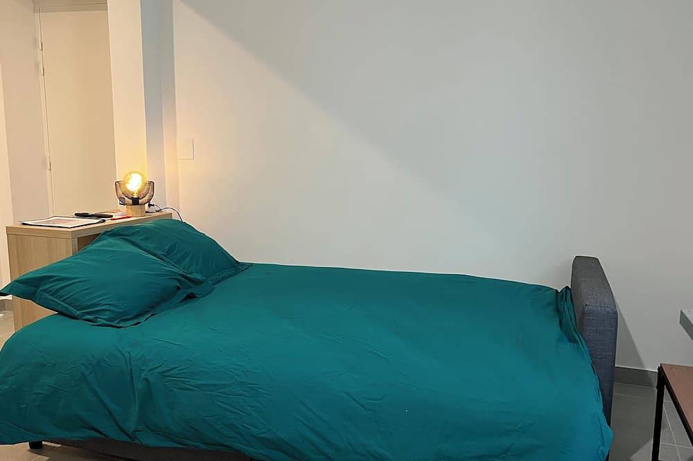 Apartamento entero, Comfortable apartment, T2, 40m², renovated ground floor, city center in Pierrelatte, Región de Nyons