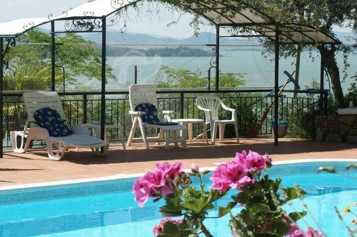 Appartamento per 4 persone, con Balcone e Terrazza nonché Giardino e Piscina a Passignano sul Trasimeno