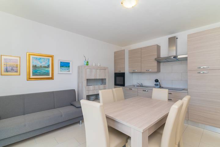 Apartamento entero, Apartamento 'B6' con terraza privada, balcón y aire acondicionado in Pittulongu, Olbia