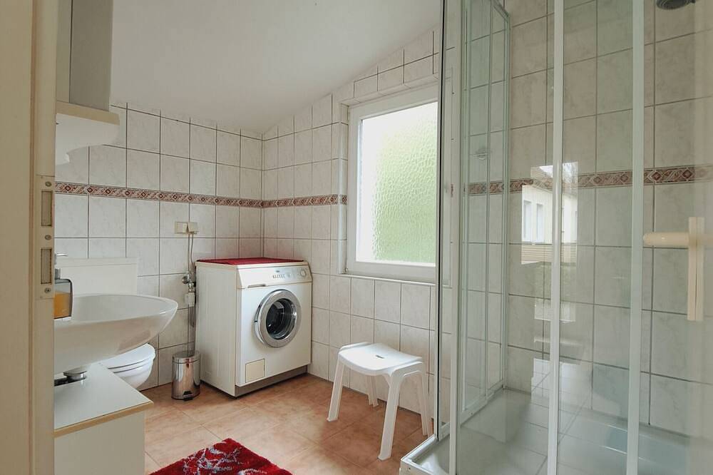 Entire apartment, Apartment 'Heidtschmidhof Gästehaus' with Private Terrace, Shared Garden and Wi-Fi in Mahlzow, Wolgast