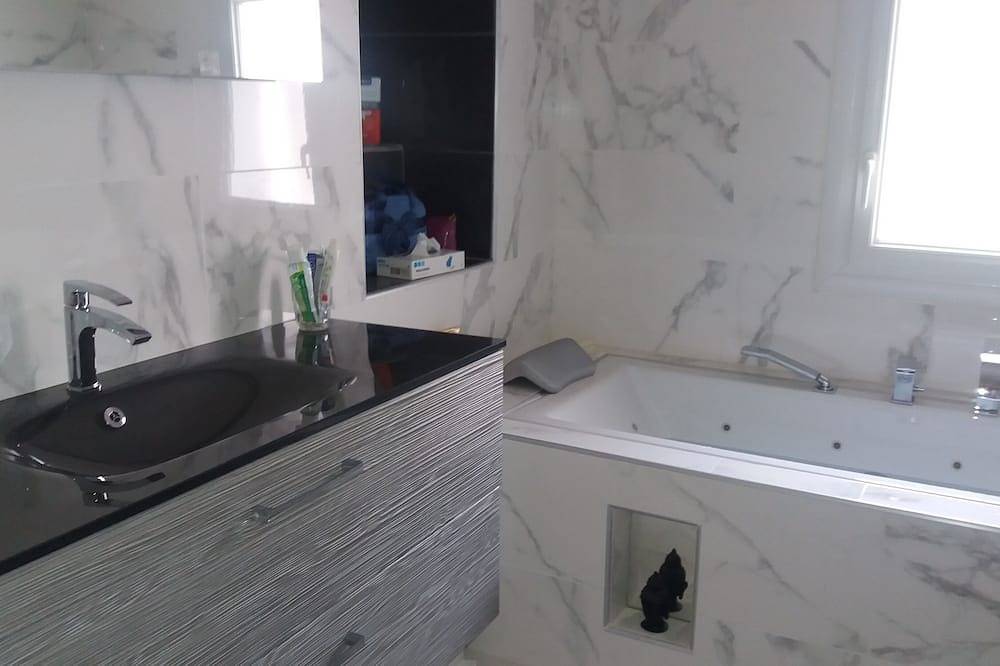 Hypercentre maison bourgeoise fin 19ième restaurée piscine jardin 3 parkings in Aix-en-Provence, Région d'Aix-en-Provence