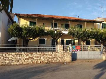 Gîte pour 3 personnes, avec terrasse et vue dans Selianitika