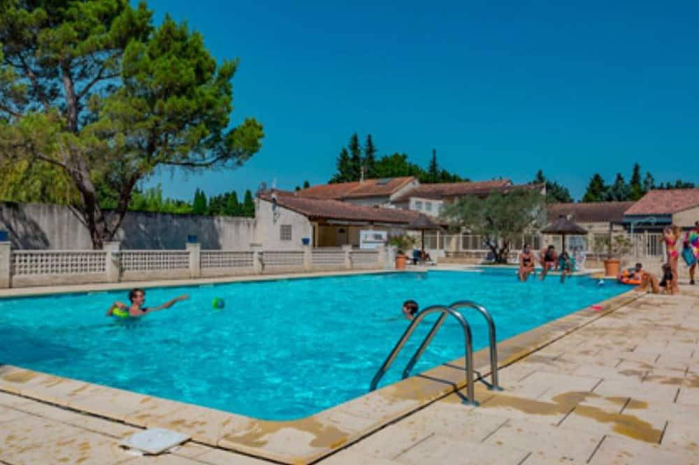 3-room chalet with terrace, 4 guests, comfort and tranquility in Noves, Arles region