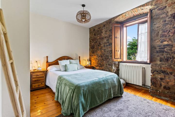 Alojamiento y desayuno para 2 personas, con Jardín en Comarca de Gijón