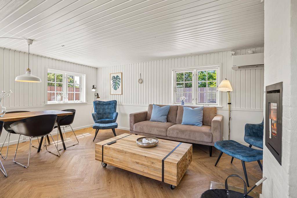 Modernised thatched holiday home with outdoor hot tub and shower in Henne Strand, Lago Filsø