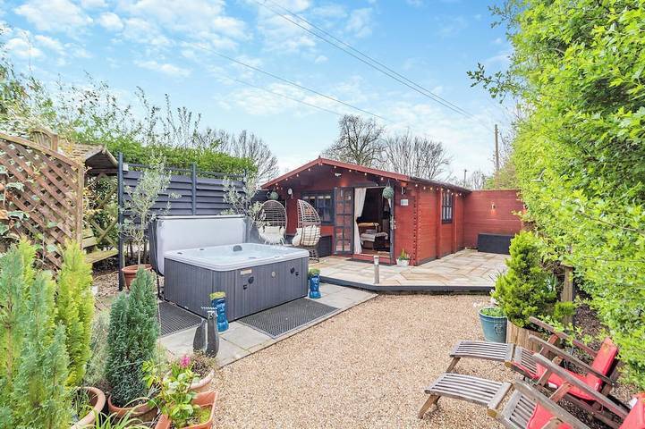 Log cabin for 2 people, with hot tub and garden in Colchester