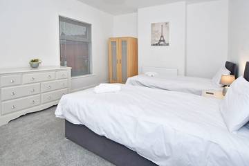 Apartment for 7 People in Crewe, Cheshire, Photo 3