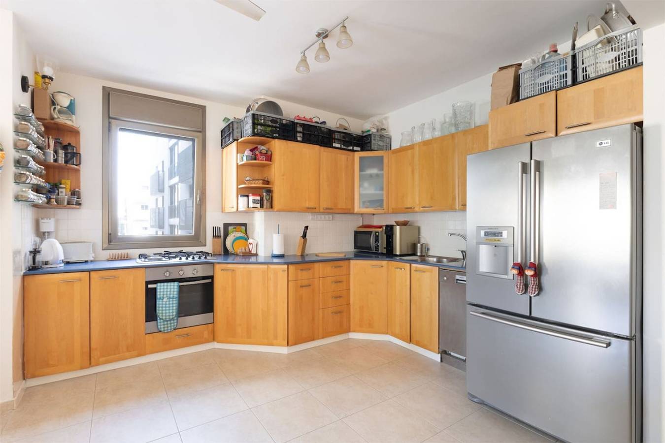 Appartement entier, Cozy 3Br Apt w Big Windows 5 Min Walk From Beach in Tel Aviv, District de Tel Aviv