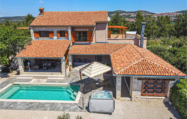 Cozy 2BR Apartment with Pool, WiFi, and Beach Access 1000m Away in Sibenik, Šibenik-Knin