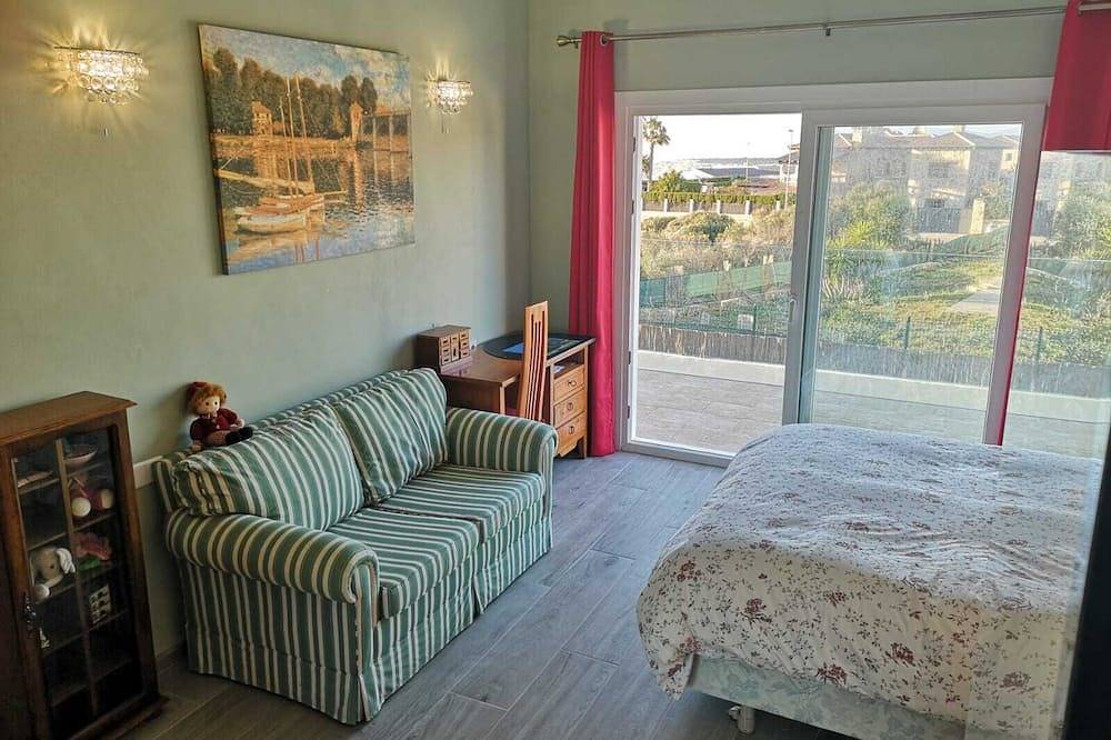 Piscine privée, vue sur la mer avec des couchers de soleil fabuleux, cuisine moderne, climatisation, wifi, grande salle de jouets in Badia Blava, Llucmajor