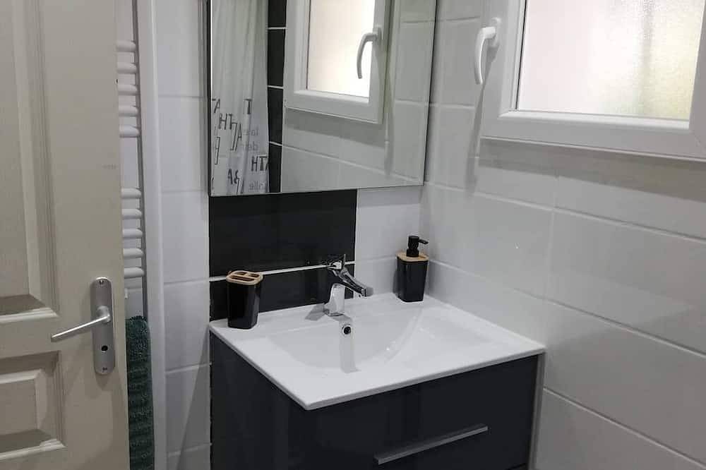 Appartement entier, Appartement entierement a neuf,  equipement neuf in Chusclan, Région de Nîmes