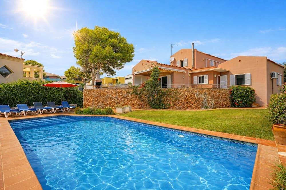Villa près de la plage et vue sur la mer (climatisation et piscine privée) in Punta Prima, Sant Lluís