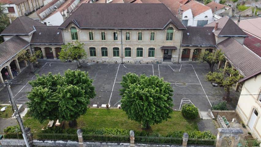 Gîte pour 2 personnes, avec vue et jardin à Laroque-d'Olmes