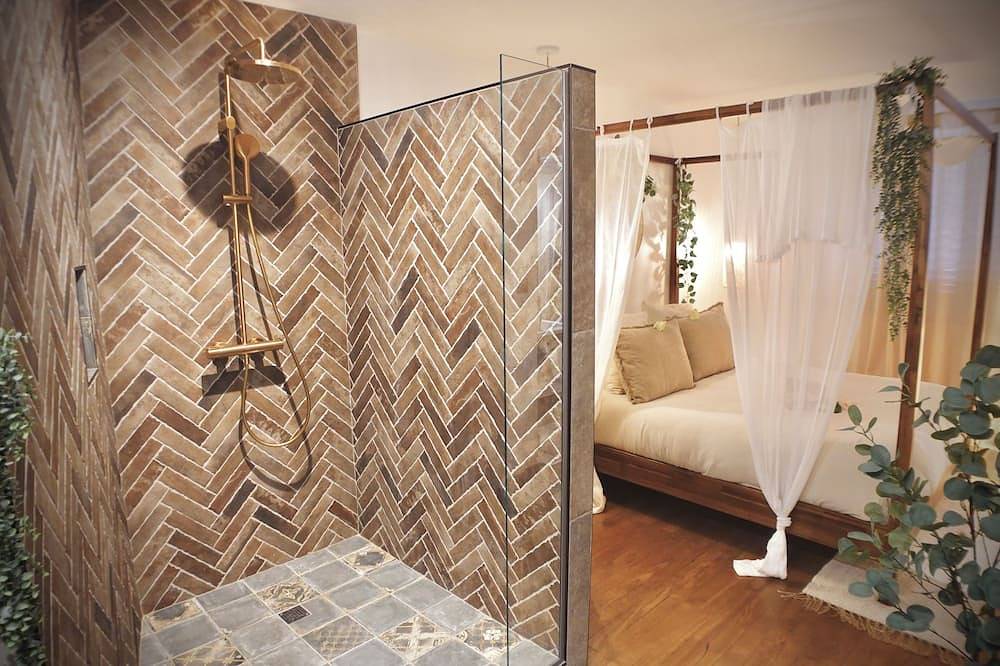 Appartement entier, Suite de luxe romantique atypique Bali jacuzzi proche gare, montagne à proximité in Grenoble, Isère
