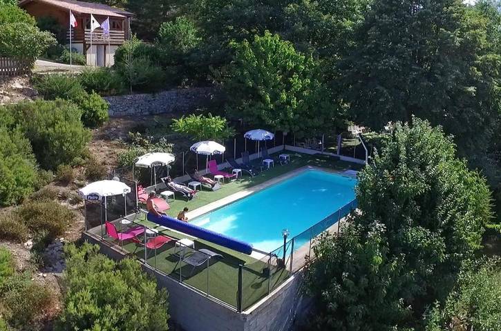 Chalet pour 6 personnes, avec piscine ainsi que jardin et vue, animaux acceptés