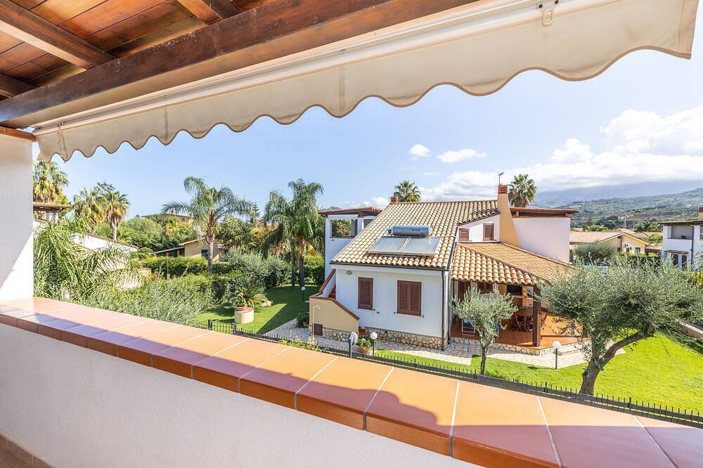 Villecefalu. English lawn. 2 kitchens, 3 bedrooms, 3 bathrooms, veranda in Piana Calzata, Palermo Province