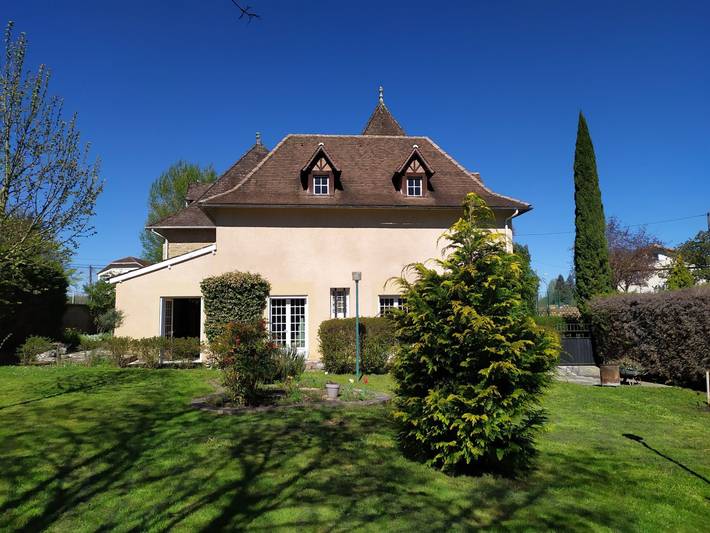 Gîte pour 12 personnes, avec terrasse ainsi que jardin et piscine