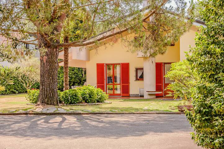 Villa per 9 persone con vista oceano in Lesa, Lago Maggiore (Piemonte)