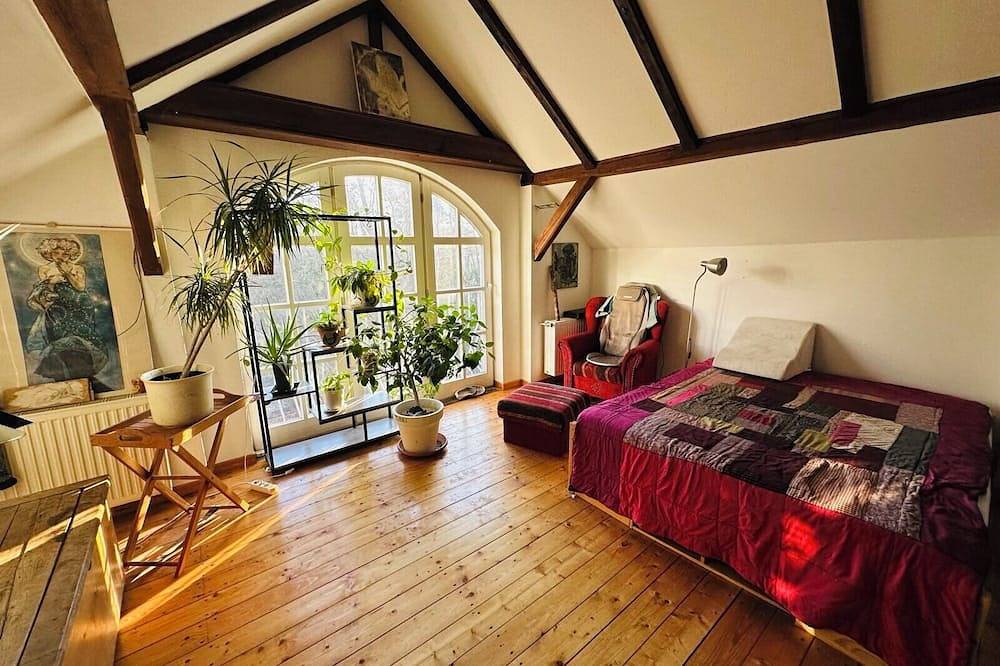Ganze Wohnung, Romantische Dachgeschoss Ferienwohnung (bis 12 Personen) in Boitzenburger Land, Barnimerland Region