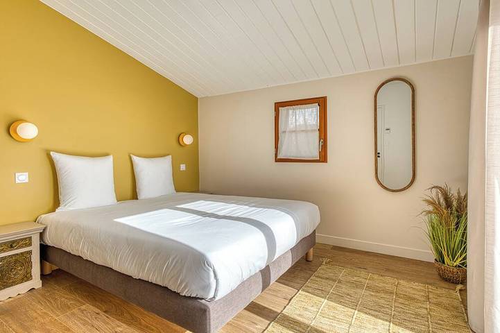 Villa Belvédère: Panoramic View, Pool, Jacuzzi, Sauna, Boules, Sleeps 15 in Brem-sur-Mer, Loire Valley