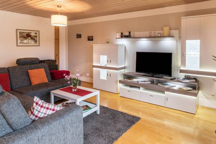 Entire apartment, Newly Renovated Apartment “Ferienwohnung Jansen” with Wi-Fi, Balcony & Loggia; Parking Available in Ebenweiler, Region Bodensee-Oberschwaben