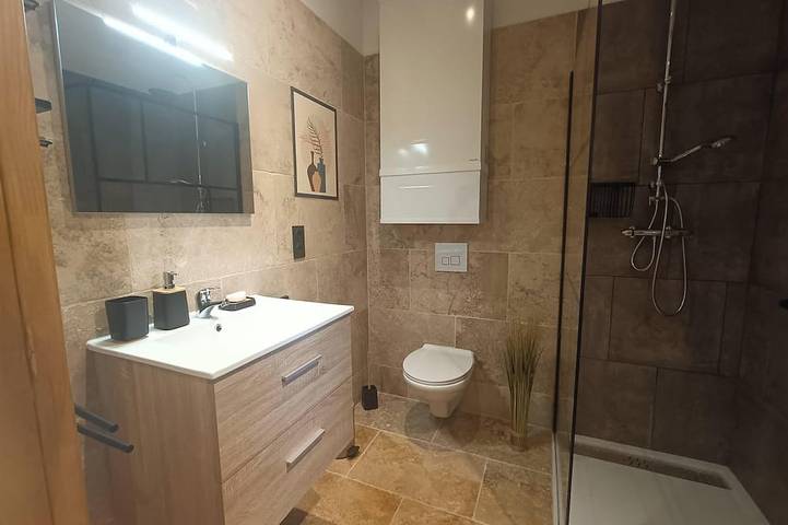 Gîte pour 2 personnes, avec terrasse ainsi que jardin et jacuzzi à Saint-Just-d'Ardèche - 4