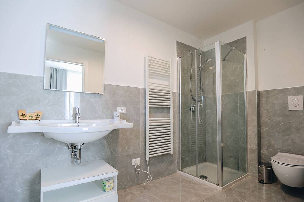 Ranalli - Double bedroom with garden in Peschiera del Garda, Garda Mountains
