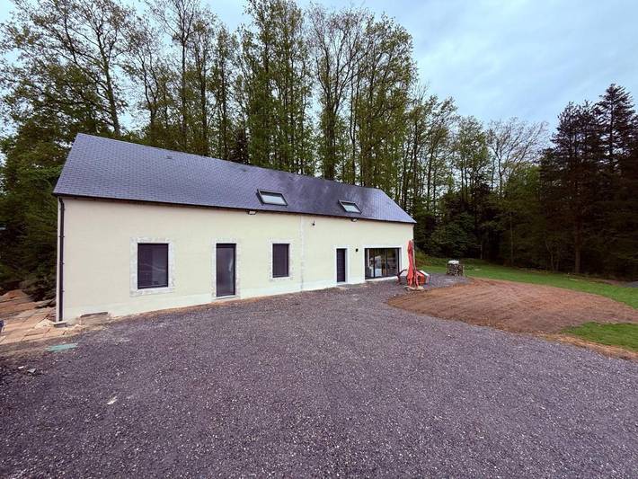 Chambre d’hôte pour 2 personnes, avec terrasse ainsi que vue et jardin à Coulans-sur-Gée