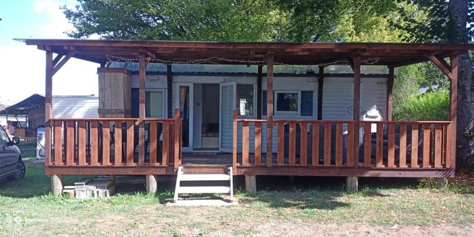 Camping pour 4 personnes, avec terrasse et piscine