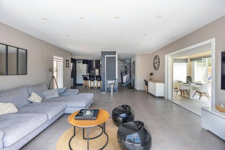 Location de vacances pour 8 personnes, avec terrasse ainsi que jardin et piscine à Camps-la-Source - 3