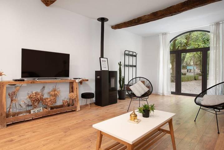 Location de vacances pour 6 personnes, avec terrasse ainsi que vue et jardin à Aussac